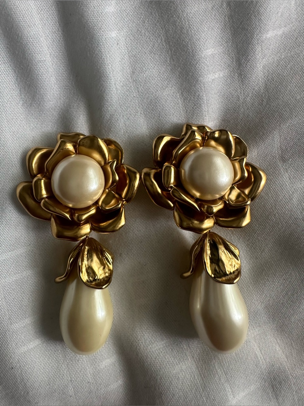✨Yves Saint Laurent Gold Floral Pearl Drop Clip-on Earrings
